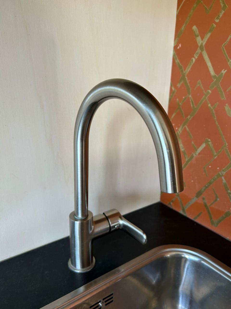 Compacte keuken met inbouw apparatuur en boiler