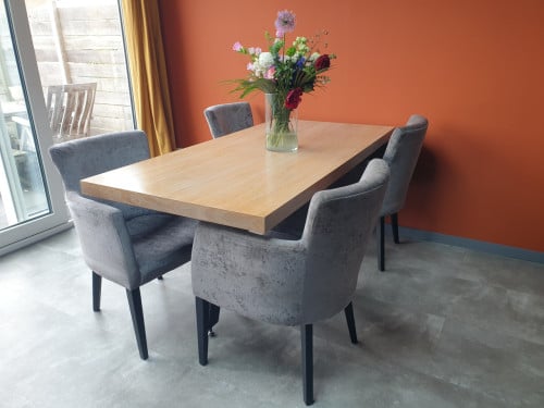 Eetkamertafel + 4 stoelen