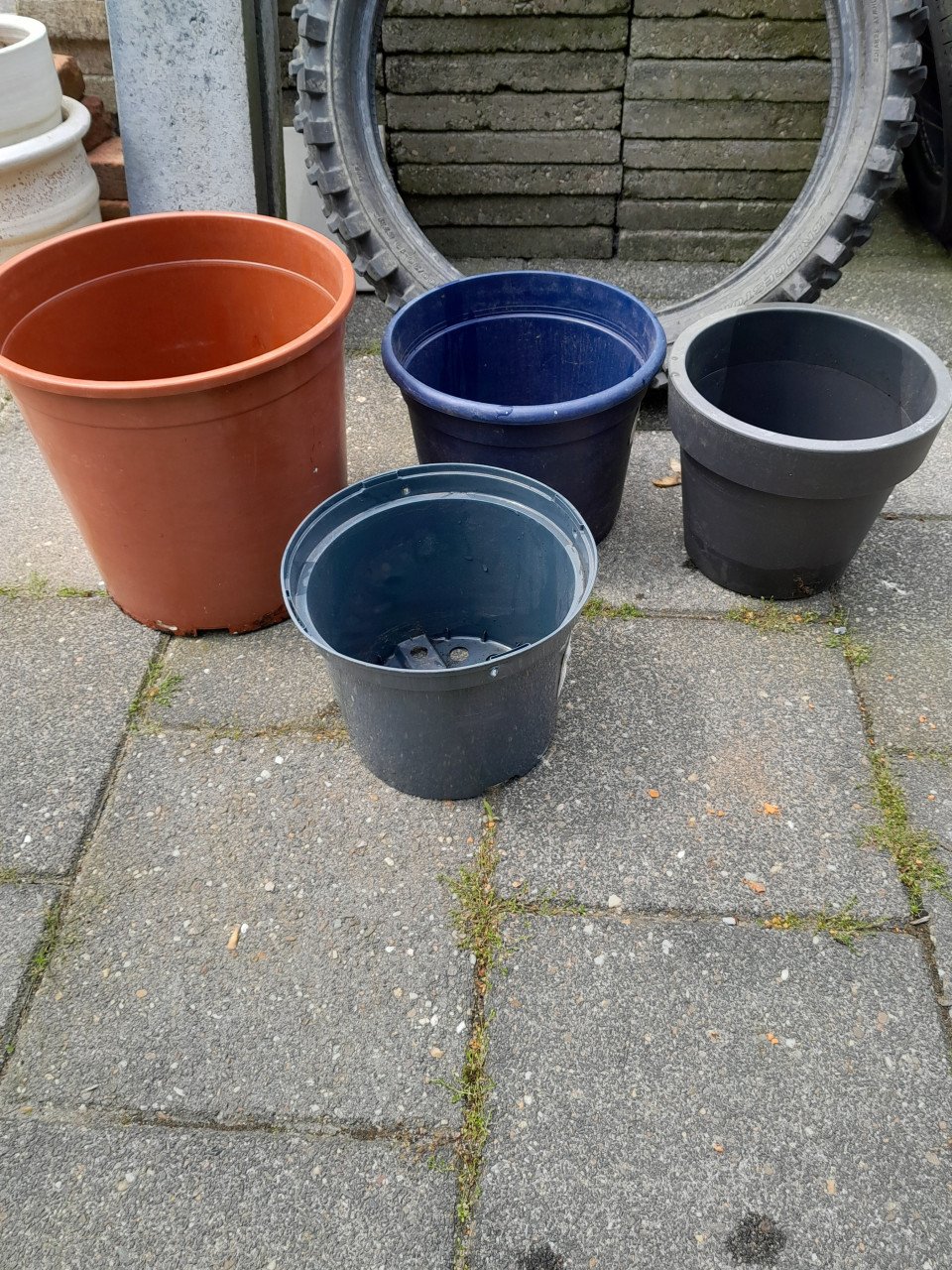 Partij kunststof bloempotten en bakken div maten