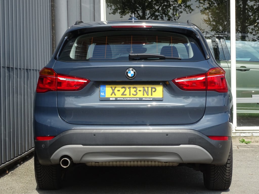 BMW X1 sdrive18i executive automaat | apple carplay | | el. koffer | 17"