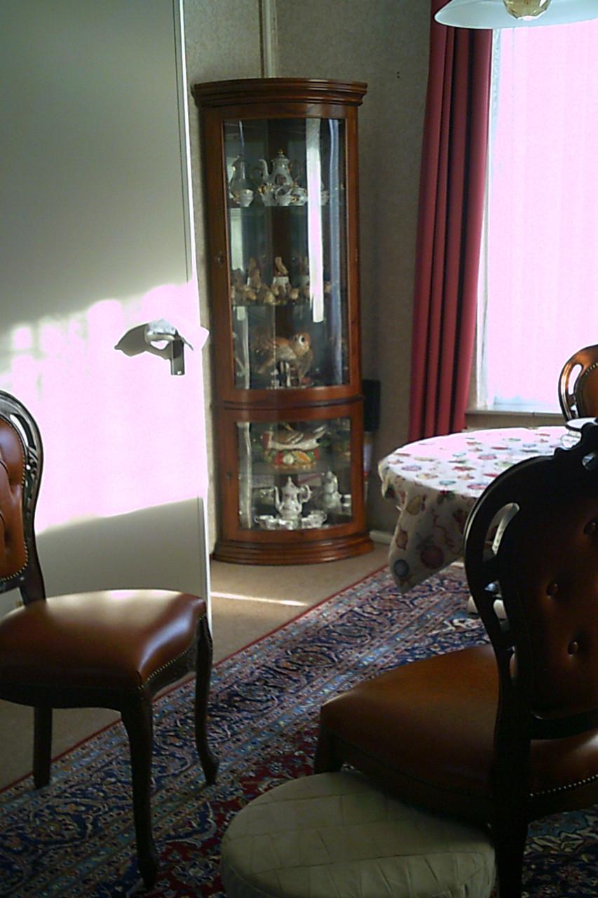 HOEKvitrine in ronde vorm met spiegelwanden EN verlichting.