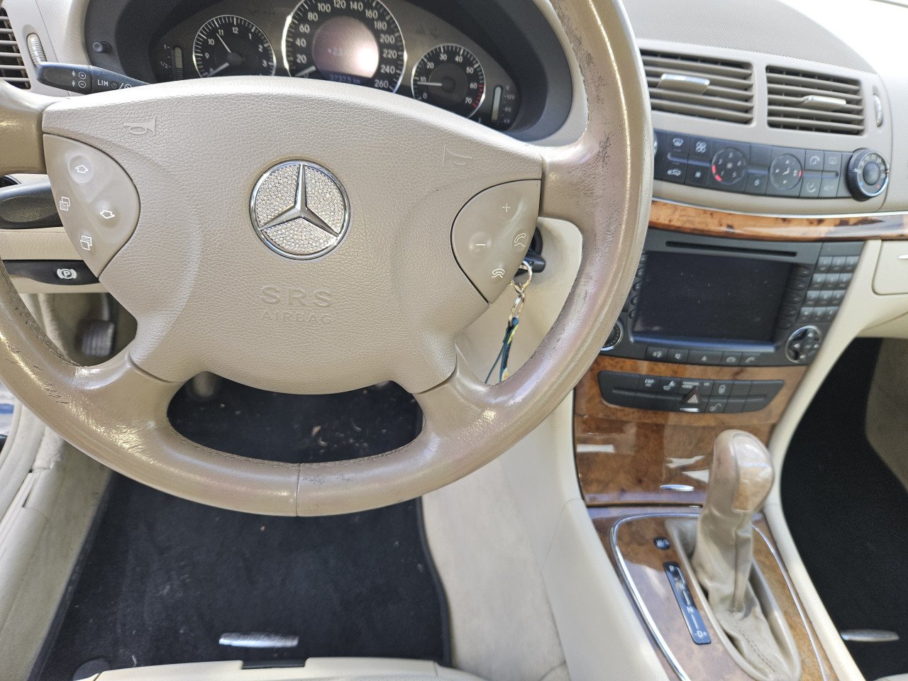 * MERCEDES E 320 BENZINE * NL AUTO * 225.831 KM N.A.P. *