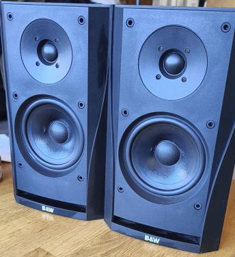 Setje B&W luidsprekers DM 302 beukenfineer