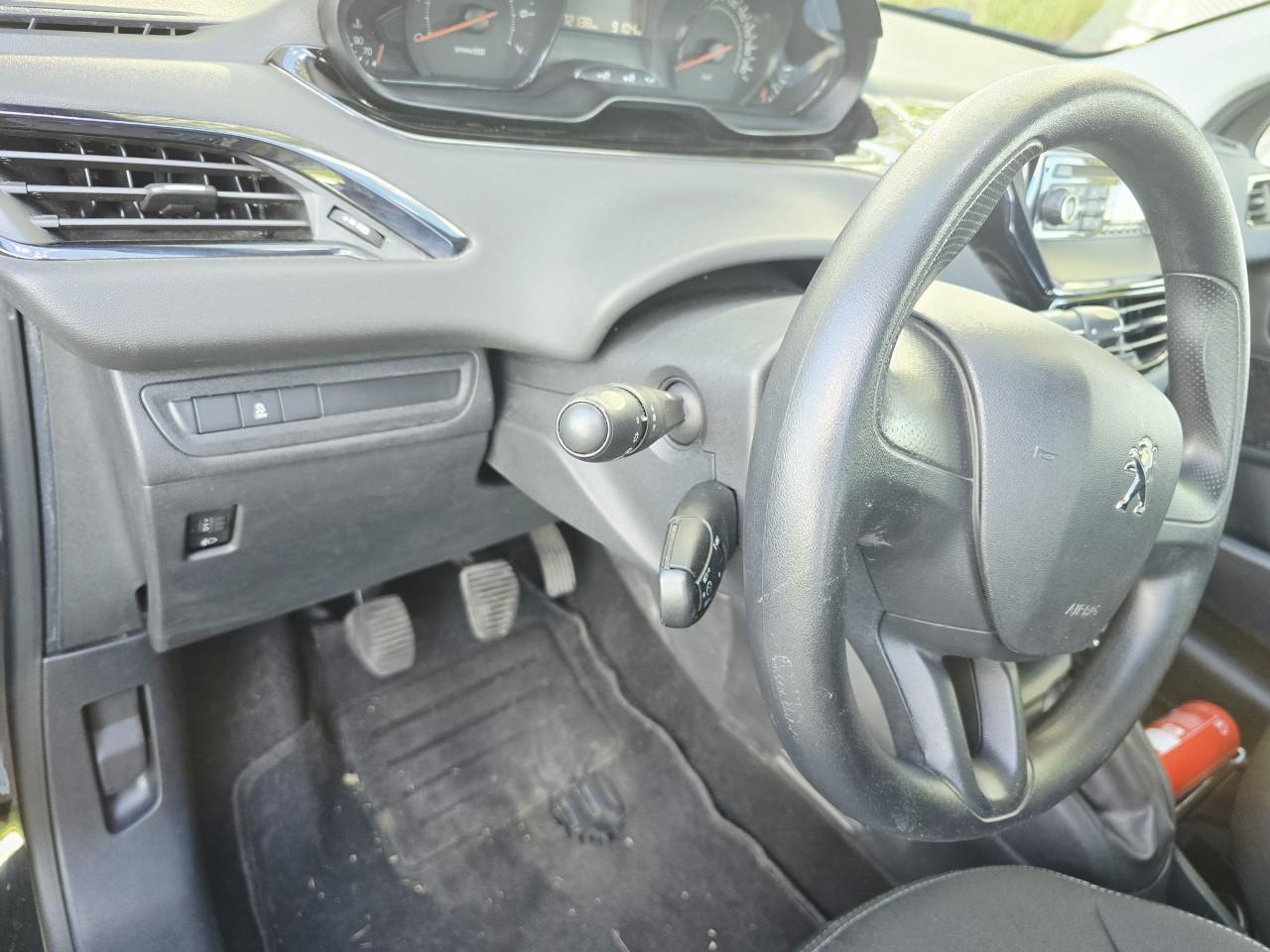Peugeot 208 1.2 (10 maanden apk)