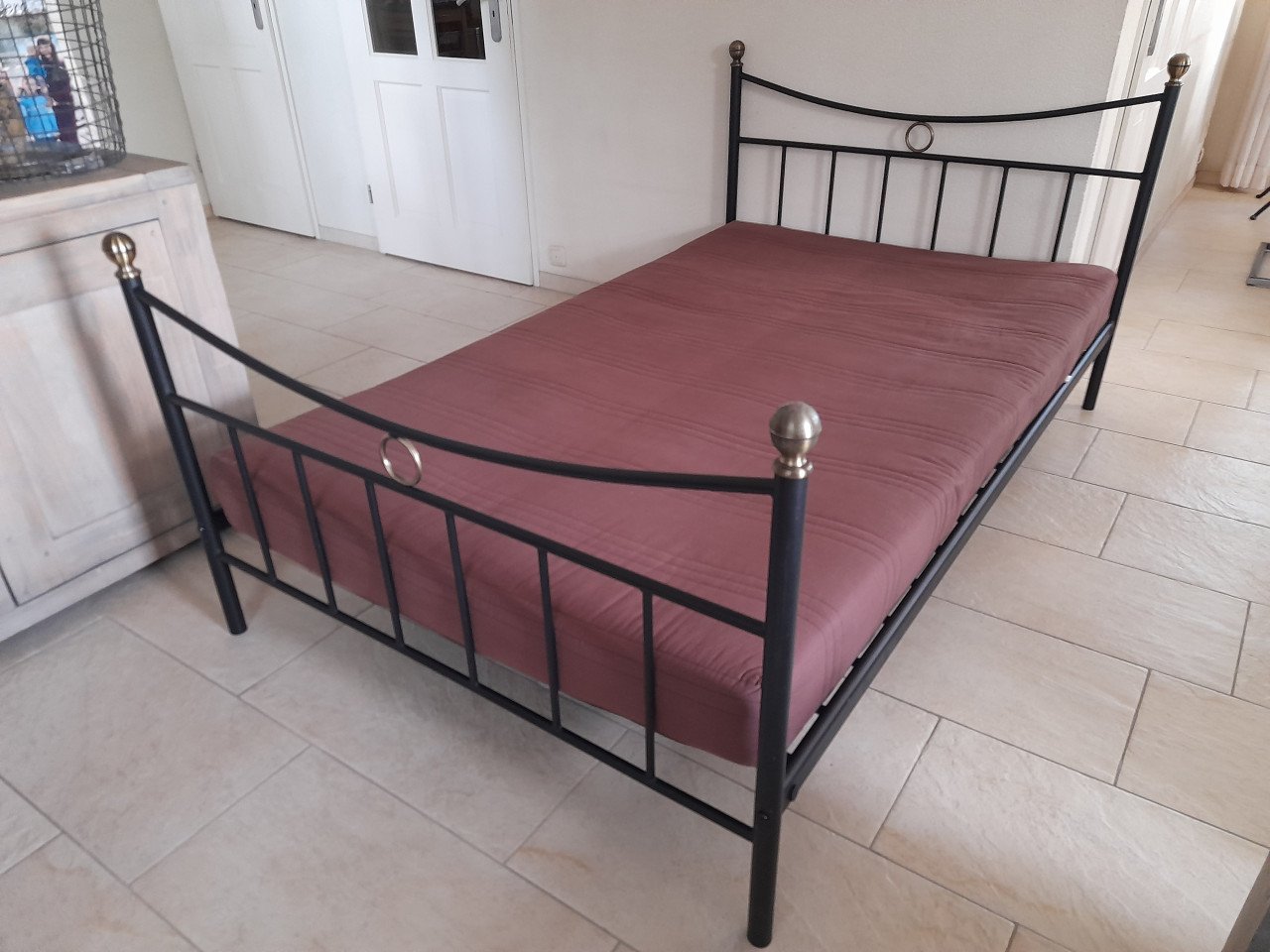 Metalen bed 120 x 200 met matras en beschermer( in goede staat )