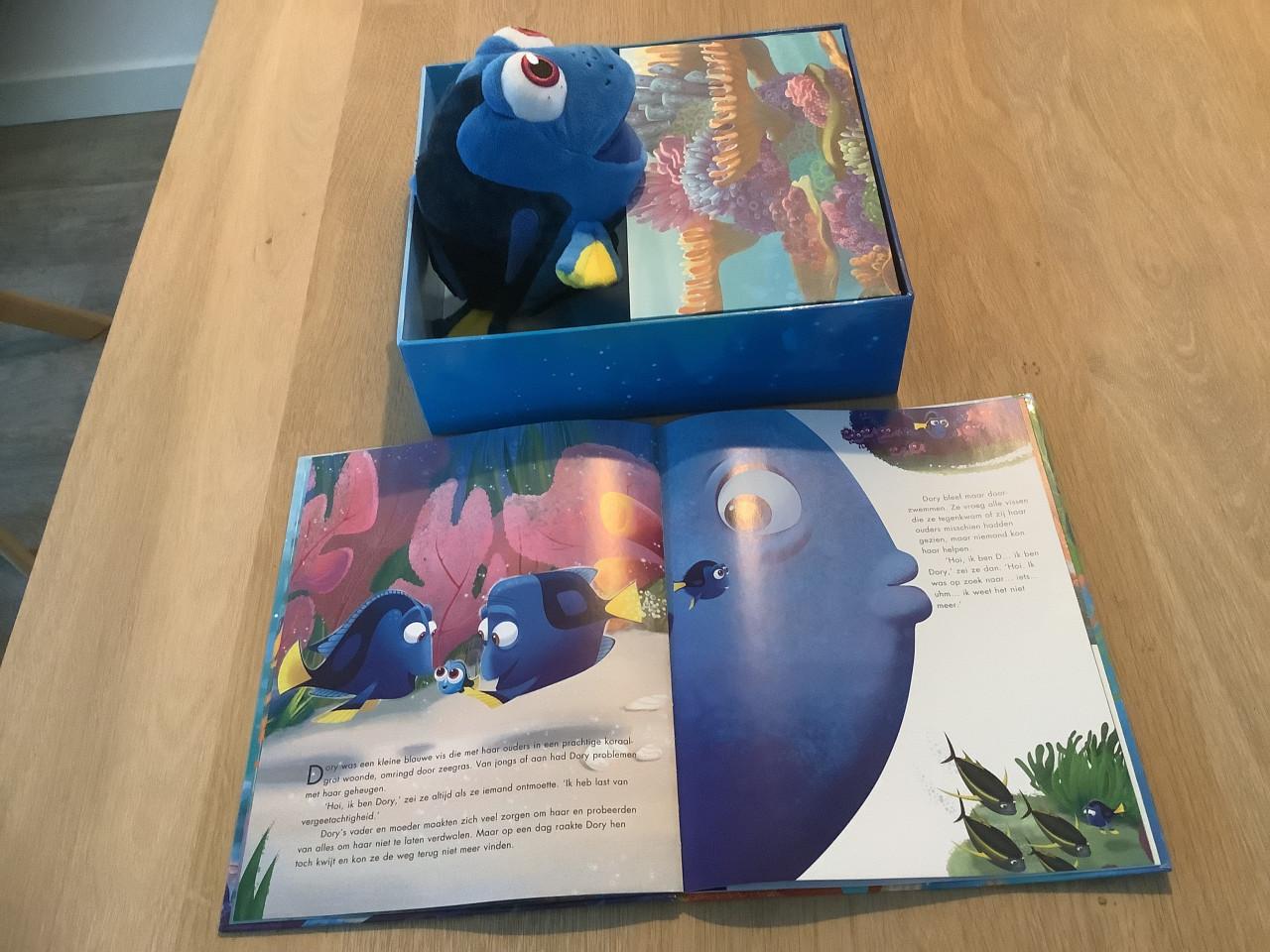 Nieuwe grote Disney Knuffel Finding Dory + Boek, in geschenkdoos
