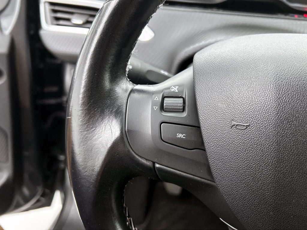 Peugeot 208 82pk allure | rijklaar | navi | parkeersensoren | trekhaak vast