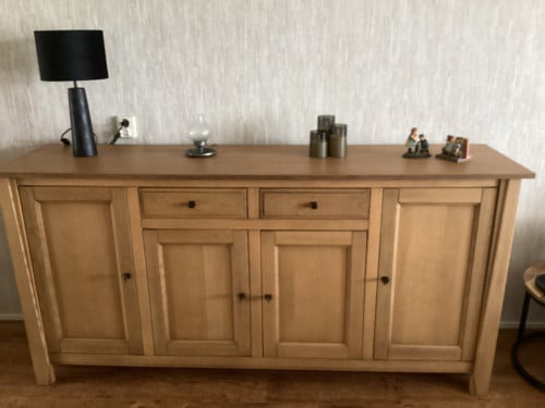 Mooi eiken dressoir, bijpassend tv kastje, lederen bankstel en salontafel