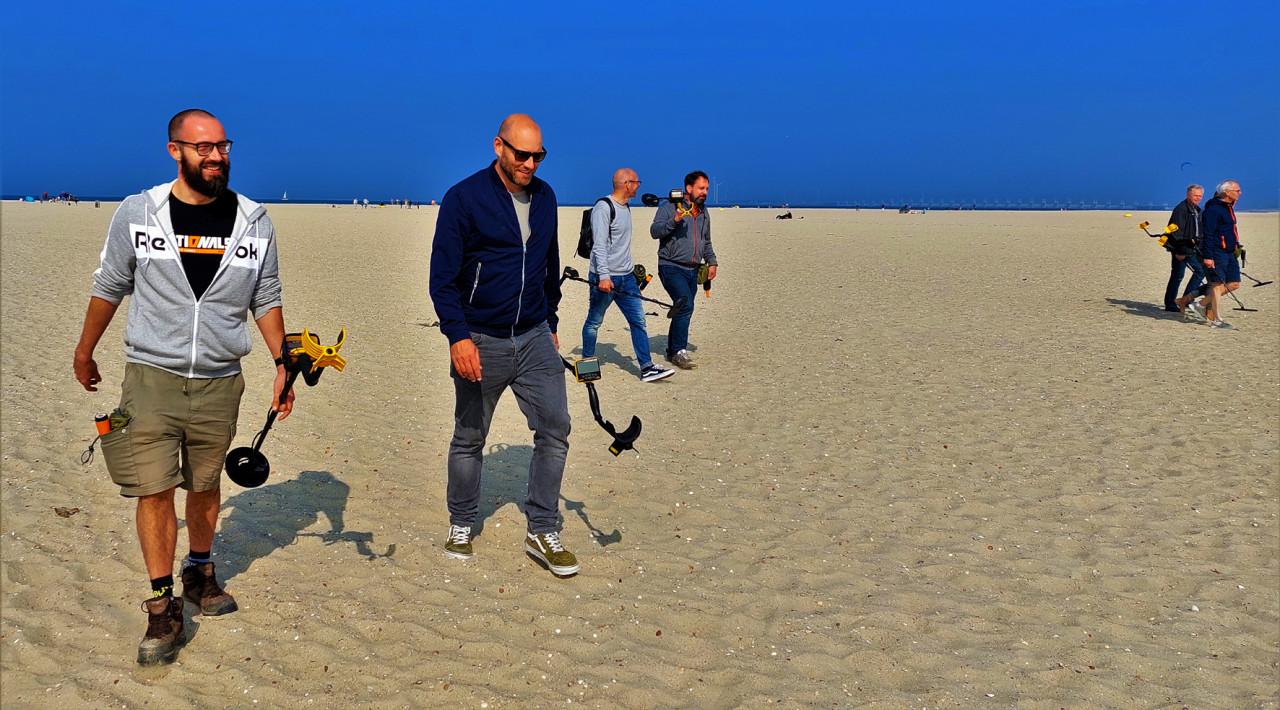 Metaaldetector activiteiten op strand