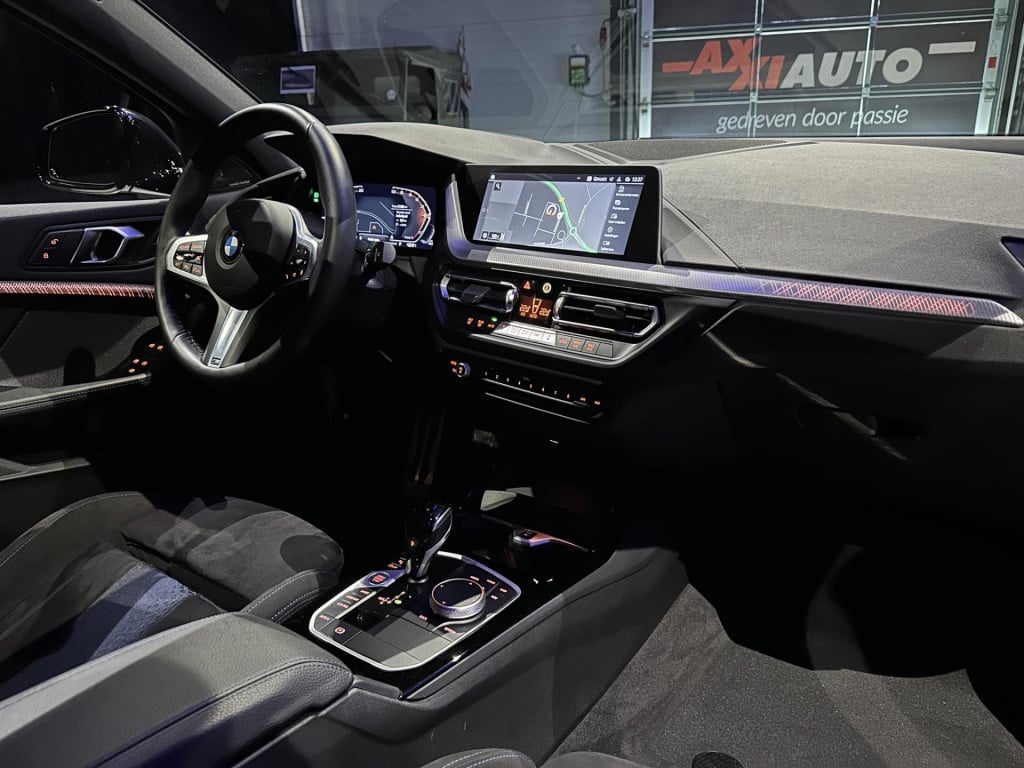 BMW 1 Serie 118i high executive *m-pack*pano*harmankardon*m-technic stoelen
