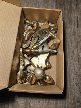 Antieke messing deurbeslagen deurklinken en schilden...