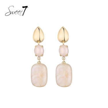 Oorbellen met goudkleurige druppel en beige tinten