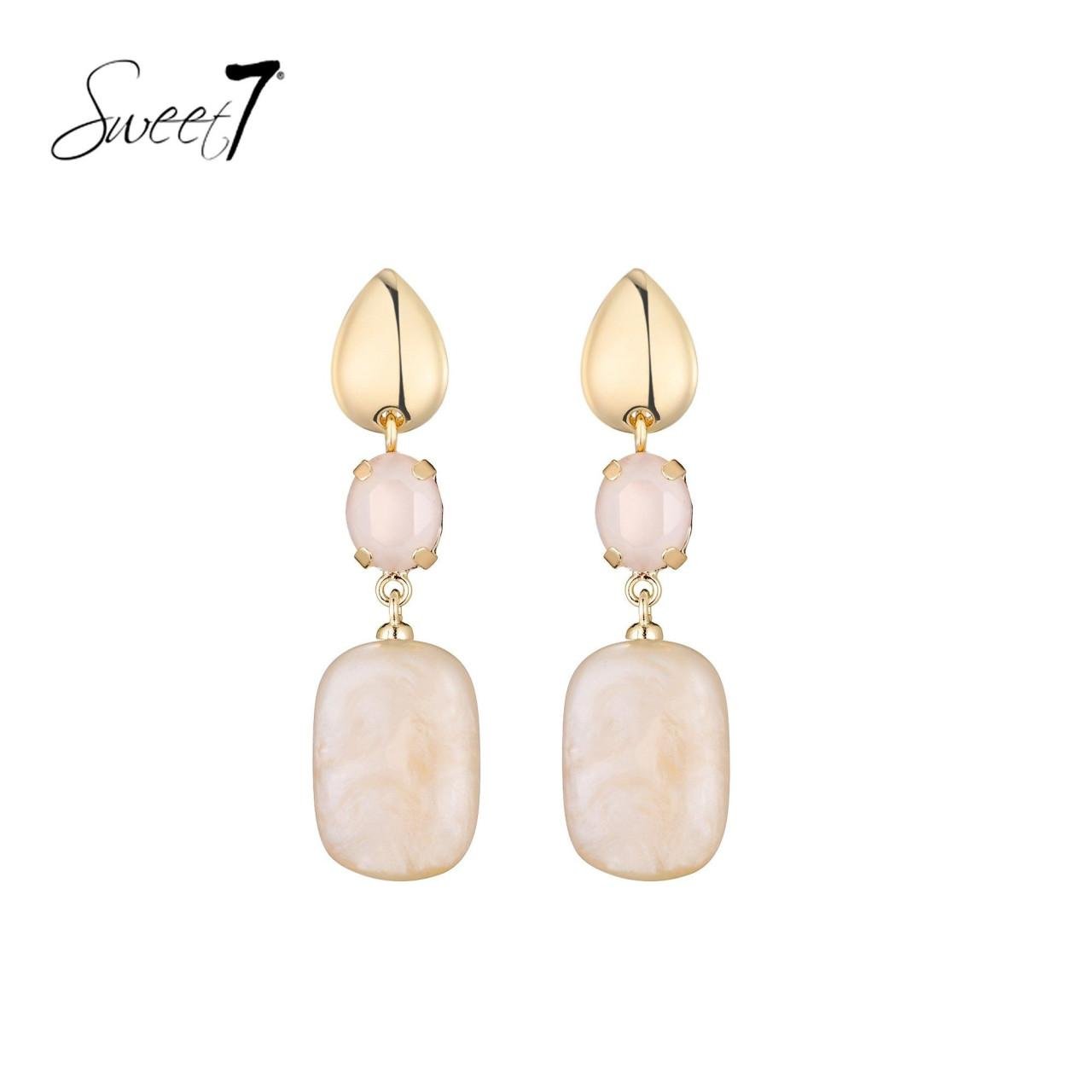 Oorbellen met goudkleurige druppel en beige tinten