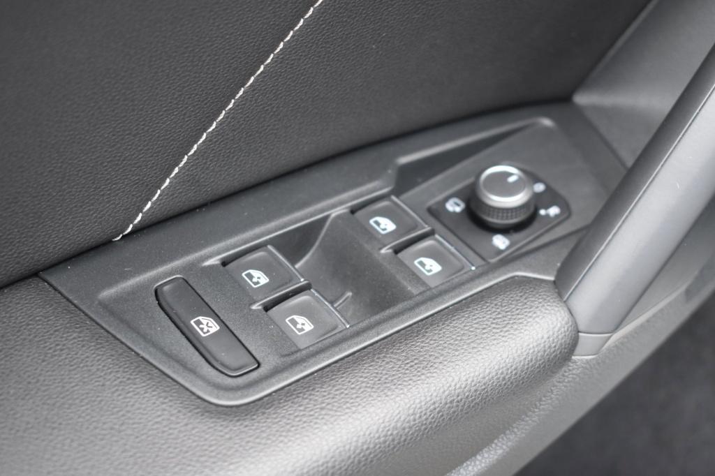 Volkswagen Tiguan 1.5 tsi act r-line | trekhaak | camera | stoelverwarming 