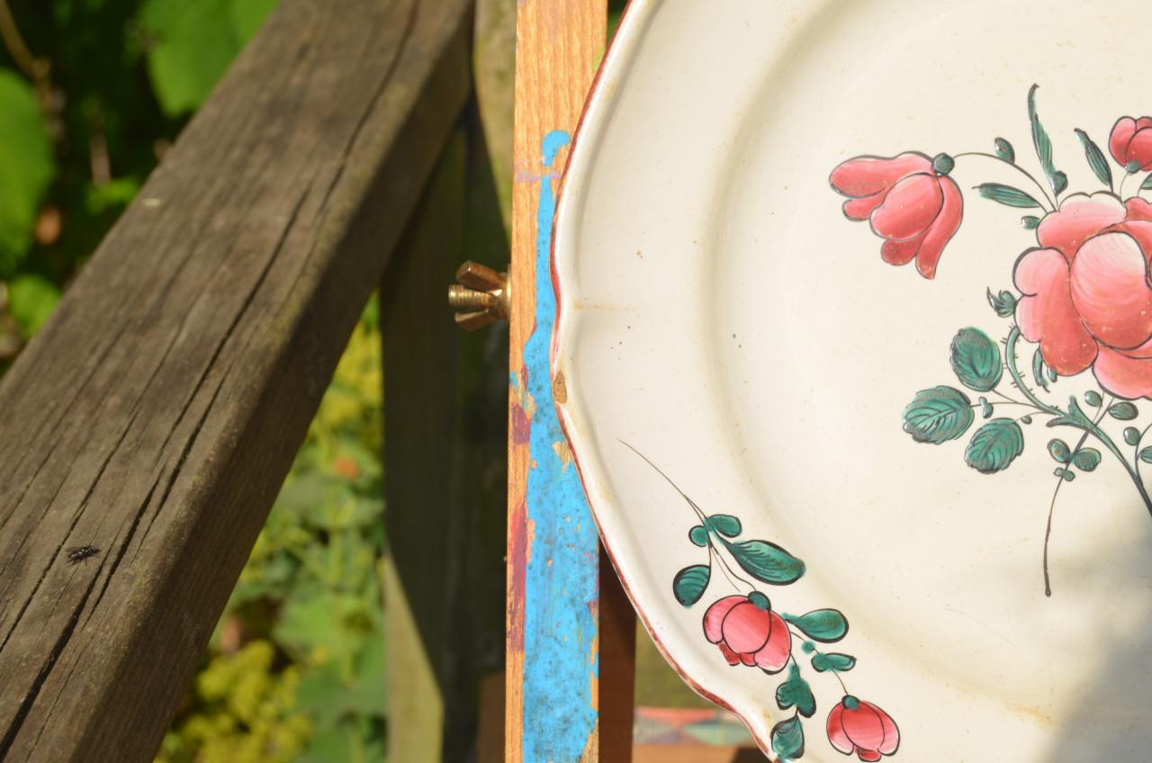 Div. aardewerk borden floraal decor op 1 na 19e/20e eeuw (2)