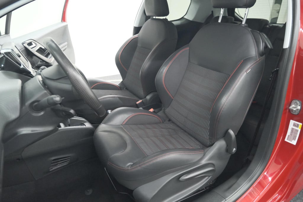 Peugeot 208 puretech 110 gt-line | apple carplay | parkeersensoren | climat