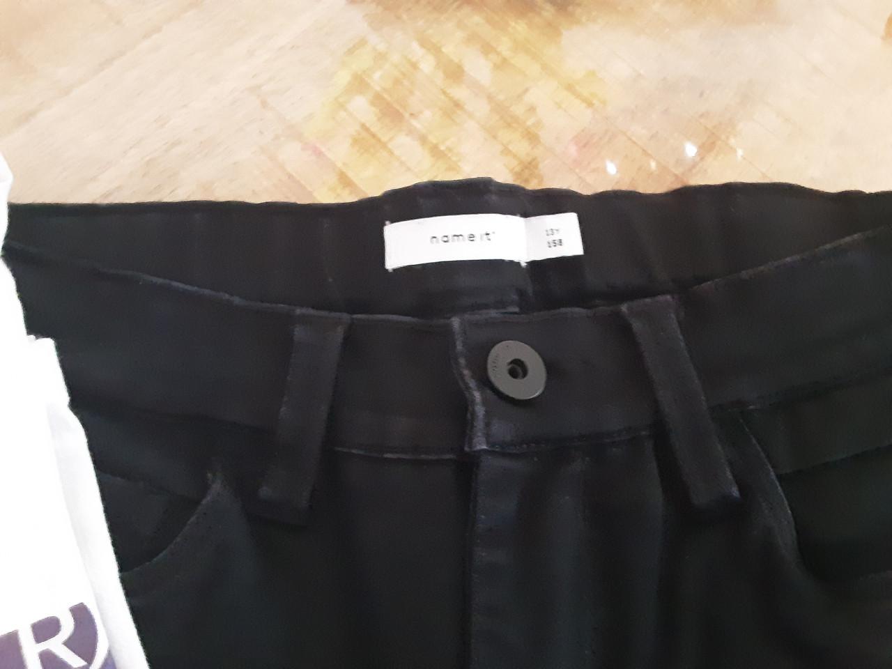 Mooie only korte broek 152 en Levis shirt 152