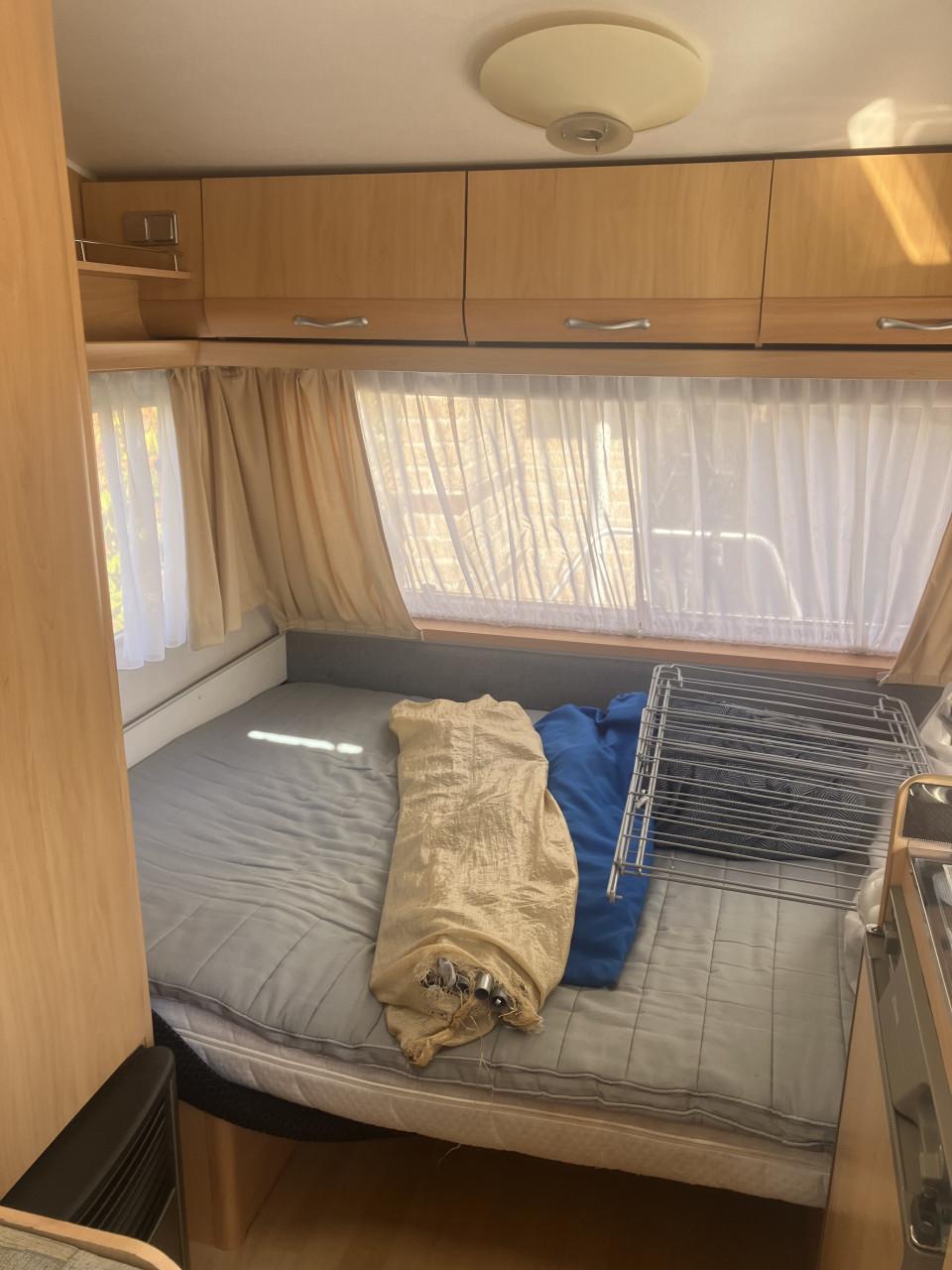 Te koop Beyerland caravan, 390-D sprinter LX (type 403b)