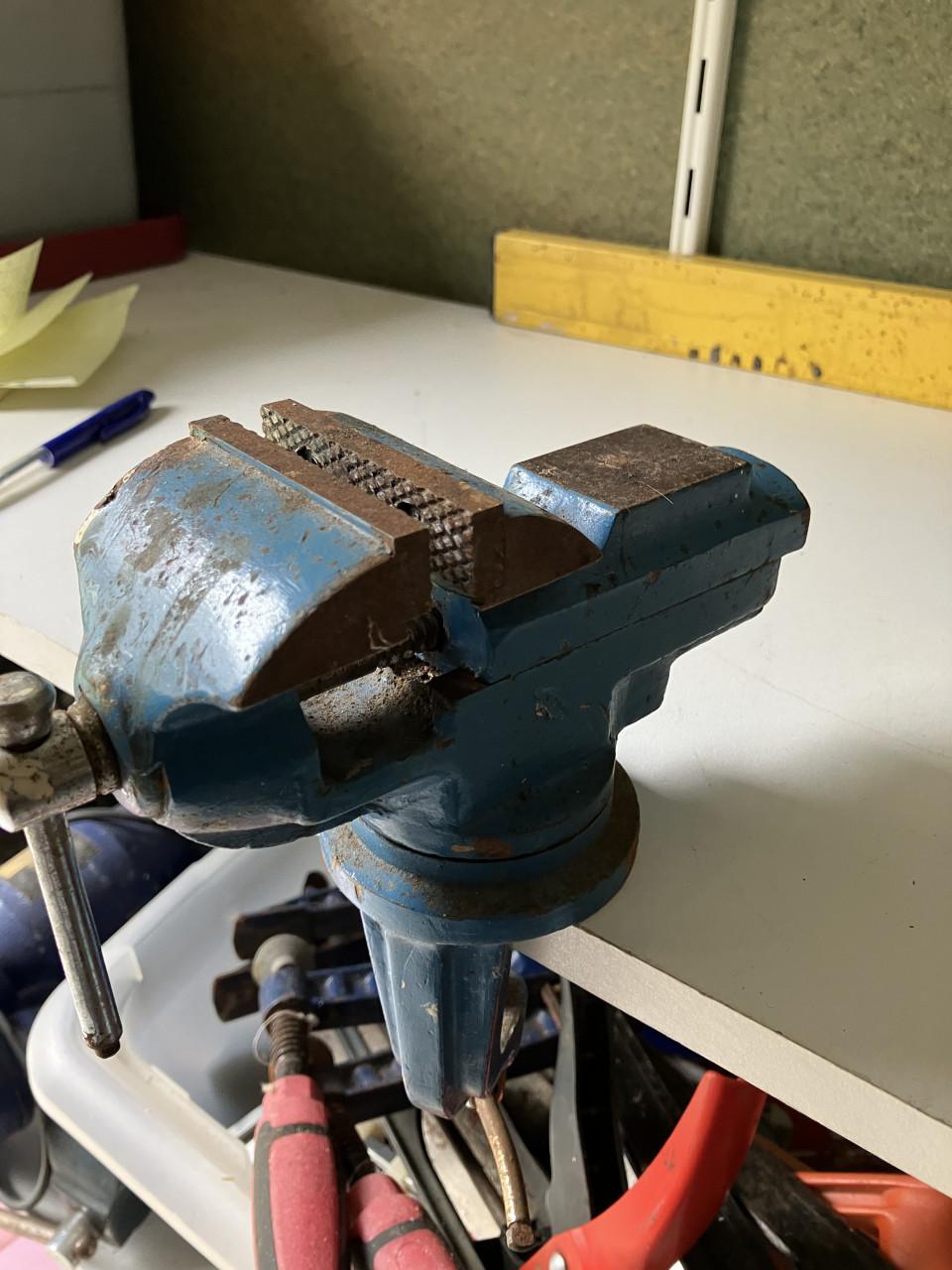 Te koop 2 bankschroeven in goede staat