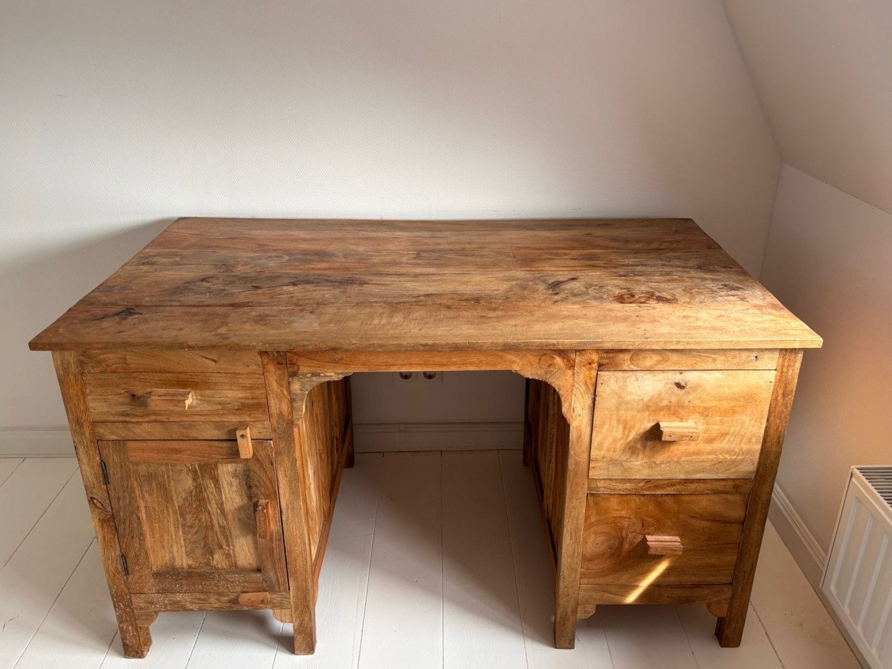 Mooi houten bureau - authentiek en stevig