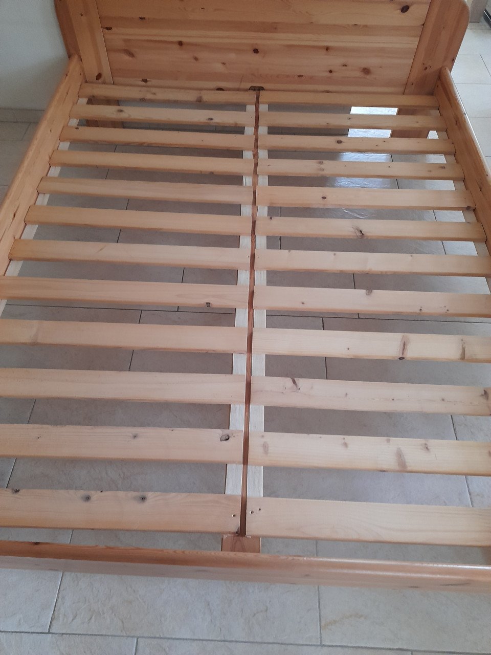Massief houten 2 persoons bed 140 x 200 ( in goede nette staat )