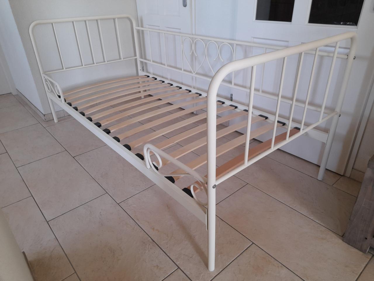 Metalen  bed 90 x 200 (in goede staat )