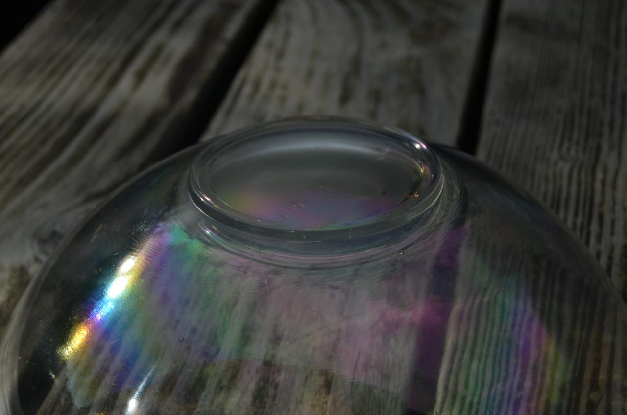 Mooi iriserend glazen schaaltje, gesigneerd