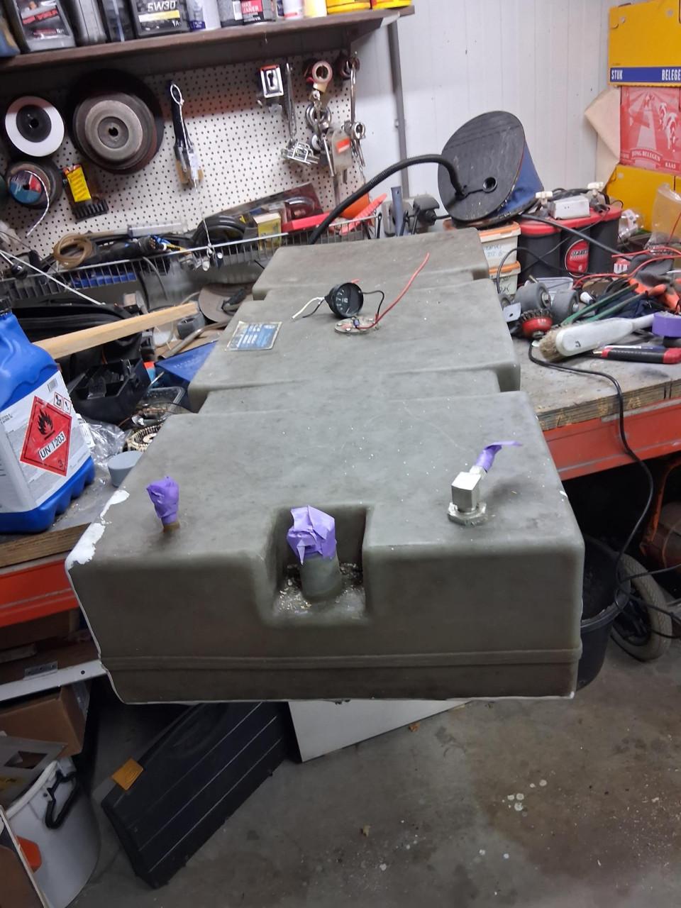 Brandstoftank, pomp, stabilisatorplaten