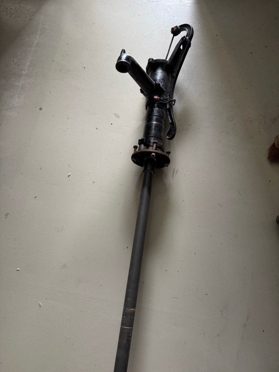 Gietijzeren pomp voor regenton