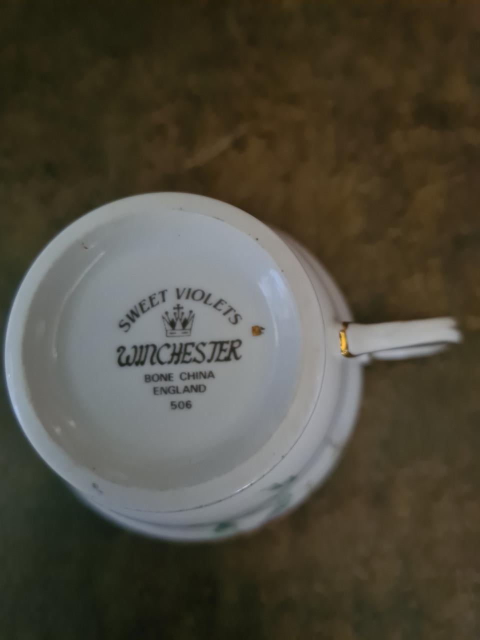 Vintage theekopje uit de "Sweet Violets"-serie van Winchester Bone China