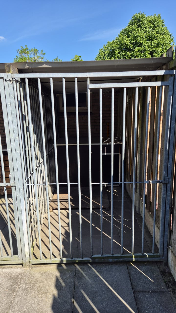 Dubbele hondenkennel met nachthokken
