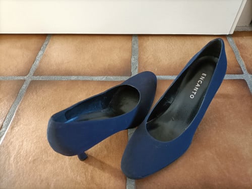 Blauwe pumps met klein hakje, Schoenmaat 36,5. Hoogte hakje 4-6 cm.
