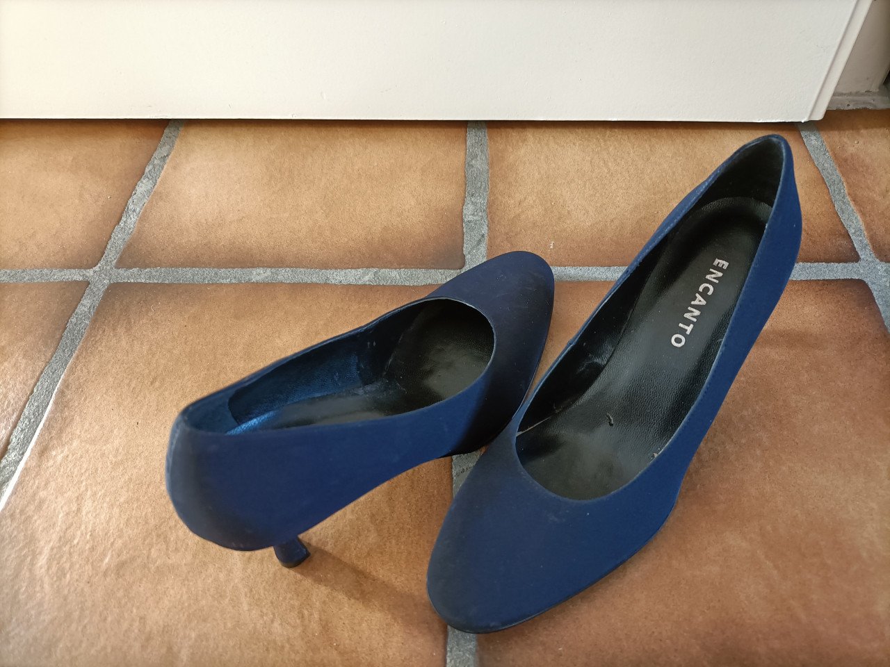 Blauwe pumps met klein hakje, Schoenmaat 36,5. Hoogte hakje 4-6 cm.