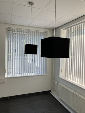 Te koop 2 zwarte stoffen hanglampjes