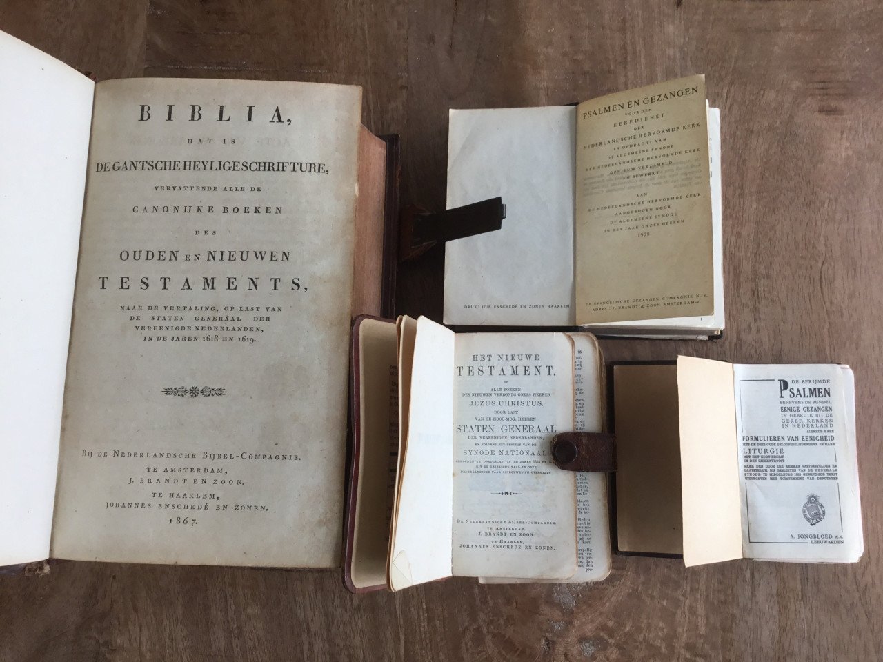 Oude bijbel 1867 en drie kleine bijbels