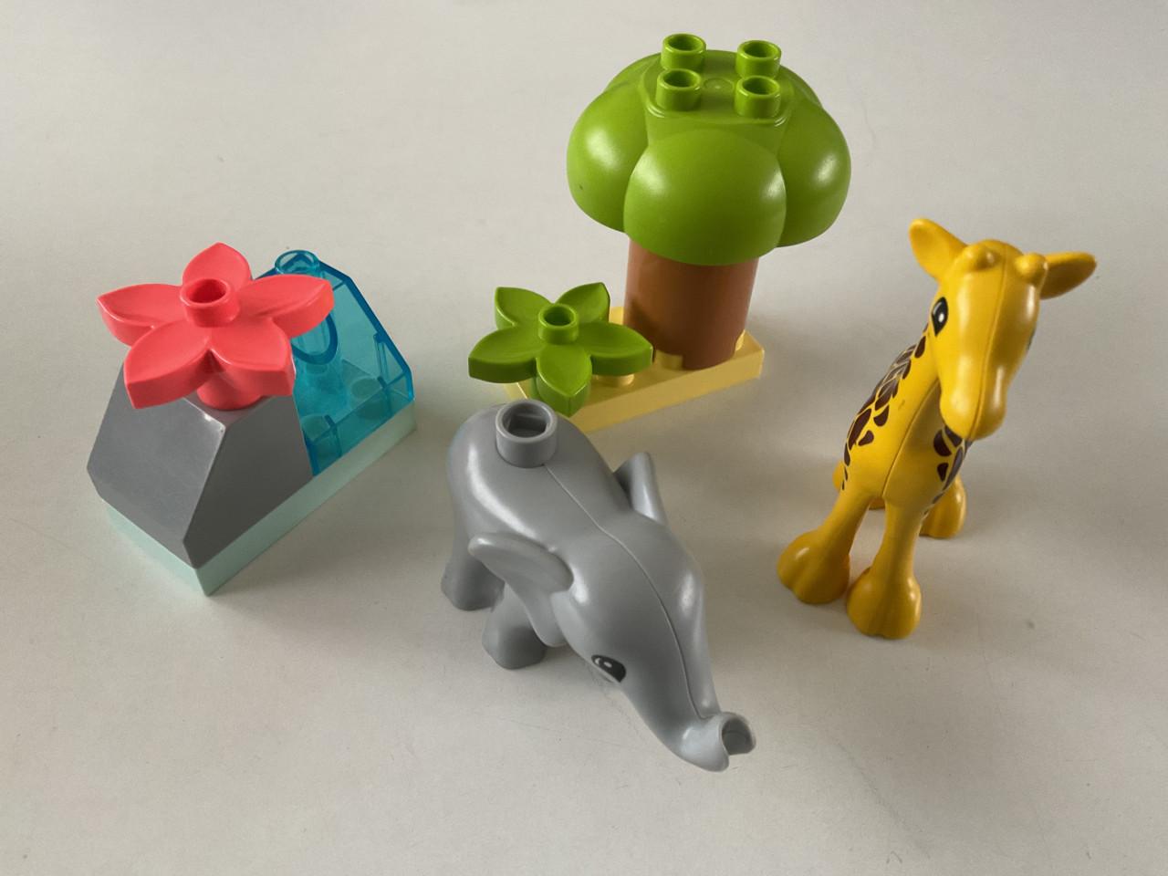 Heel veel LEGO Duplo.      Emmers, poppetjes, diertjes, bootjes, motor etc.