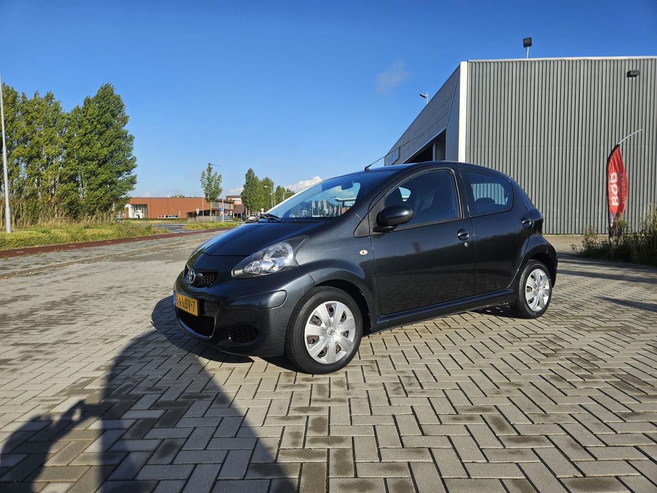 Zuinige TOYOTA AYGO 5drs Comfort AIRCO / NL AUTO  / 1:23 / 78.111 km !! NAP
