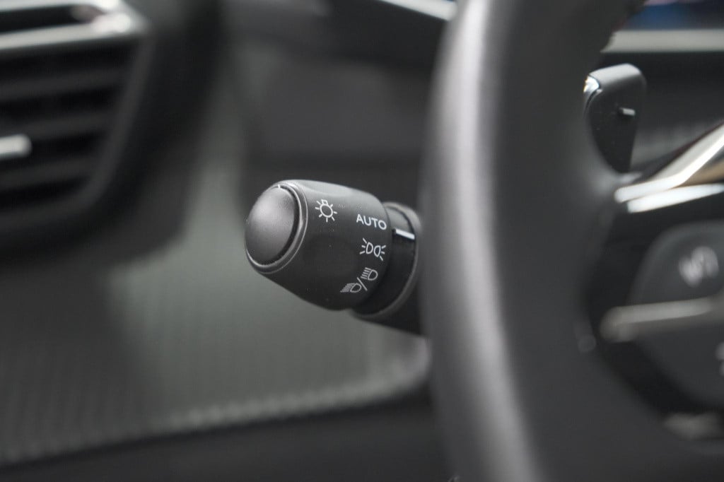 Peugeot 208 puretech 100 eat8 allure pack | camera | navigatie | apple carp