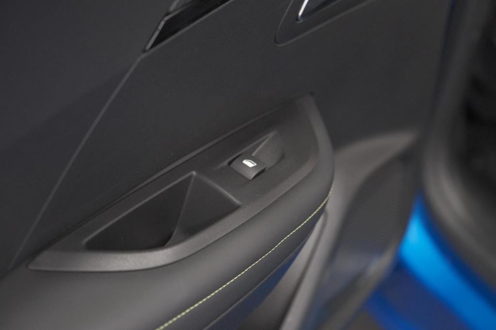 Peugeot 2008 puretech 130 eat8 gt-line | camera | dodehoekdetectie | adapti