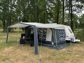 Caravan Hobby 460 UFE met vaste Thule luifel, voortent met losse luifel