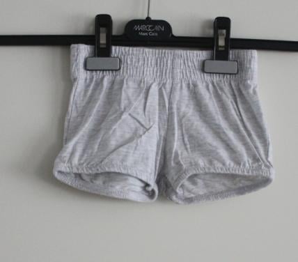 Grijs kort broekje maat 86