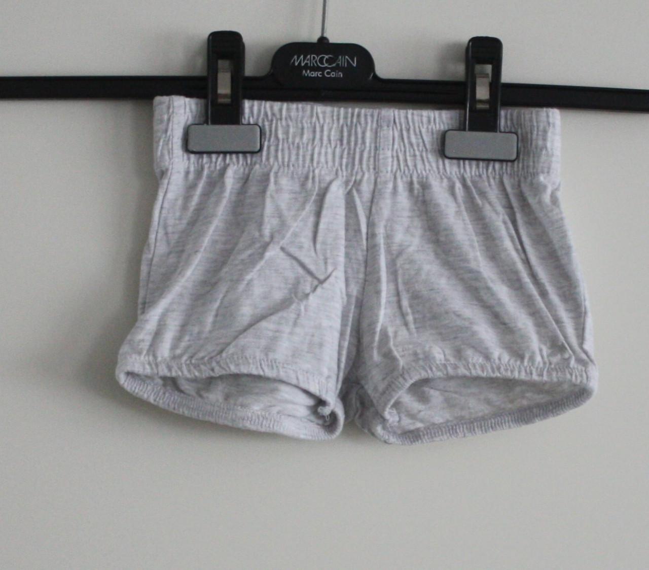 Grijs kort broekje maat 86