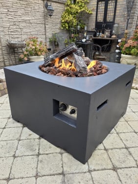 Prachtige Vuurtafel gemaakt van composiet met een stoere betonlook