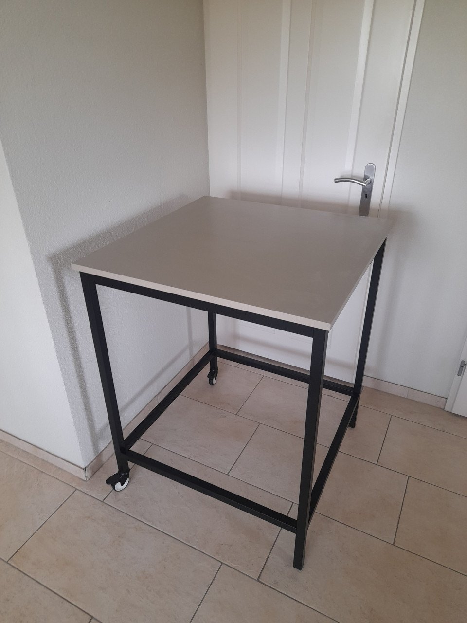 Stevige Statafel / Vergadertafel met wielen  80 x 80 x 102H  z,g,a,n,