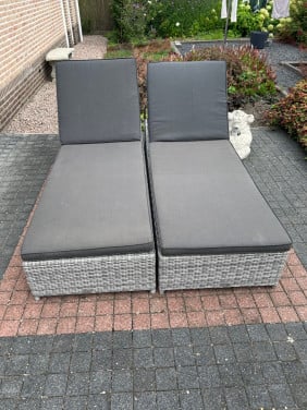 2 ligbedden met bijbehorende kussens