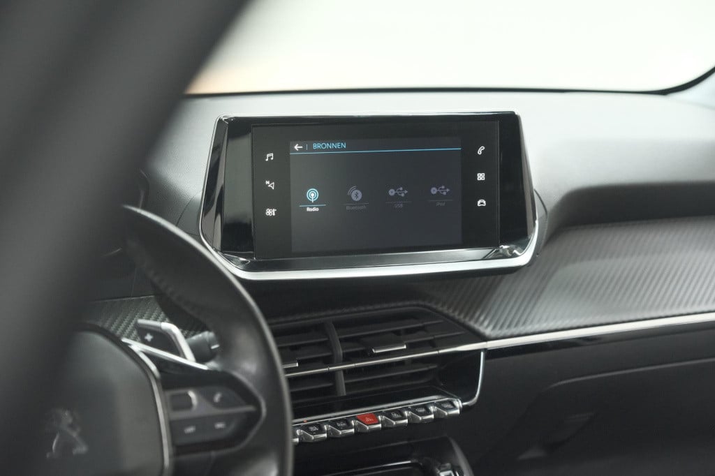 Peugeot 208 puretech 100 eat8 active | trekhaak | parkeersensoren | navigat