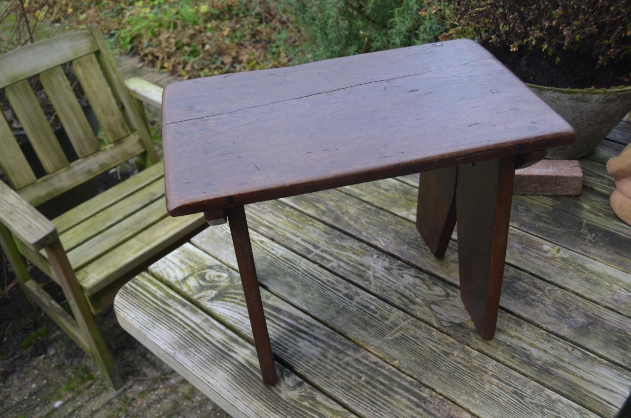 Mooi gepatineerd houten krukje/bijzettafeltje 19e eeuws