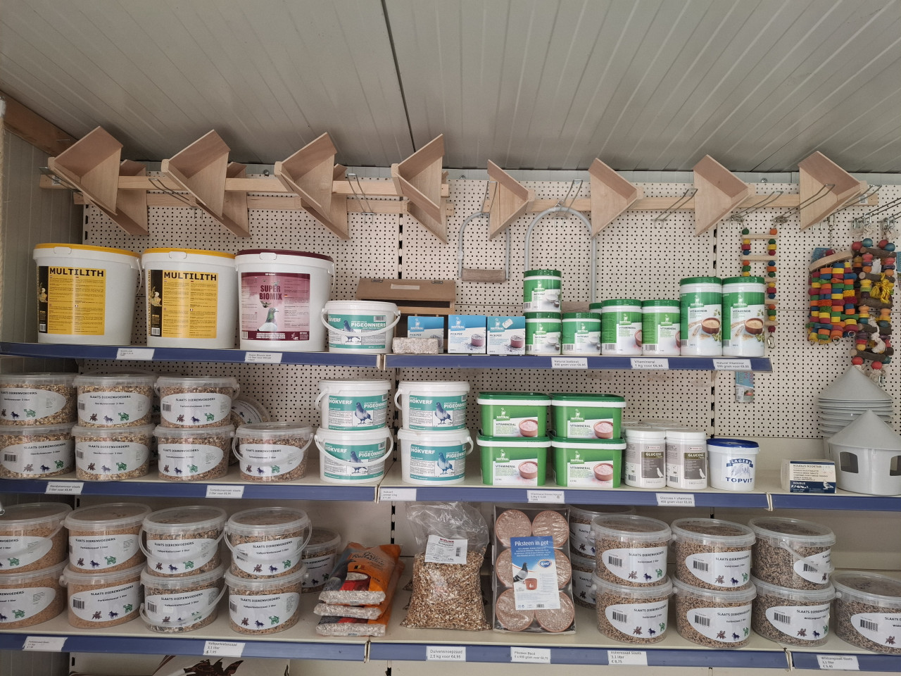 Ruim assortiment duivenvoeders- en benodigdheden