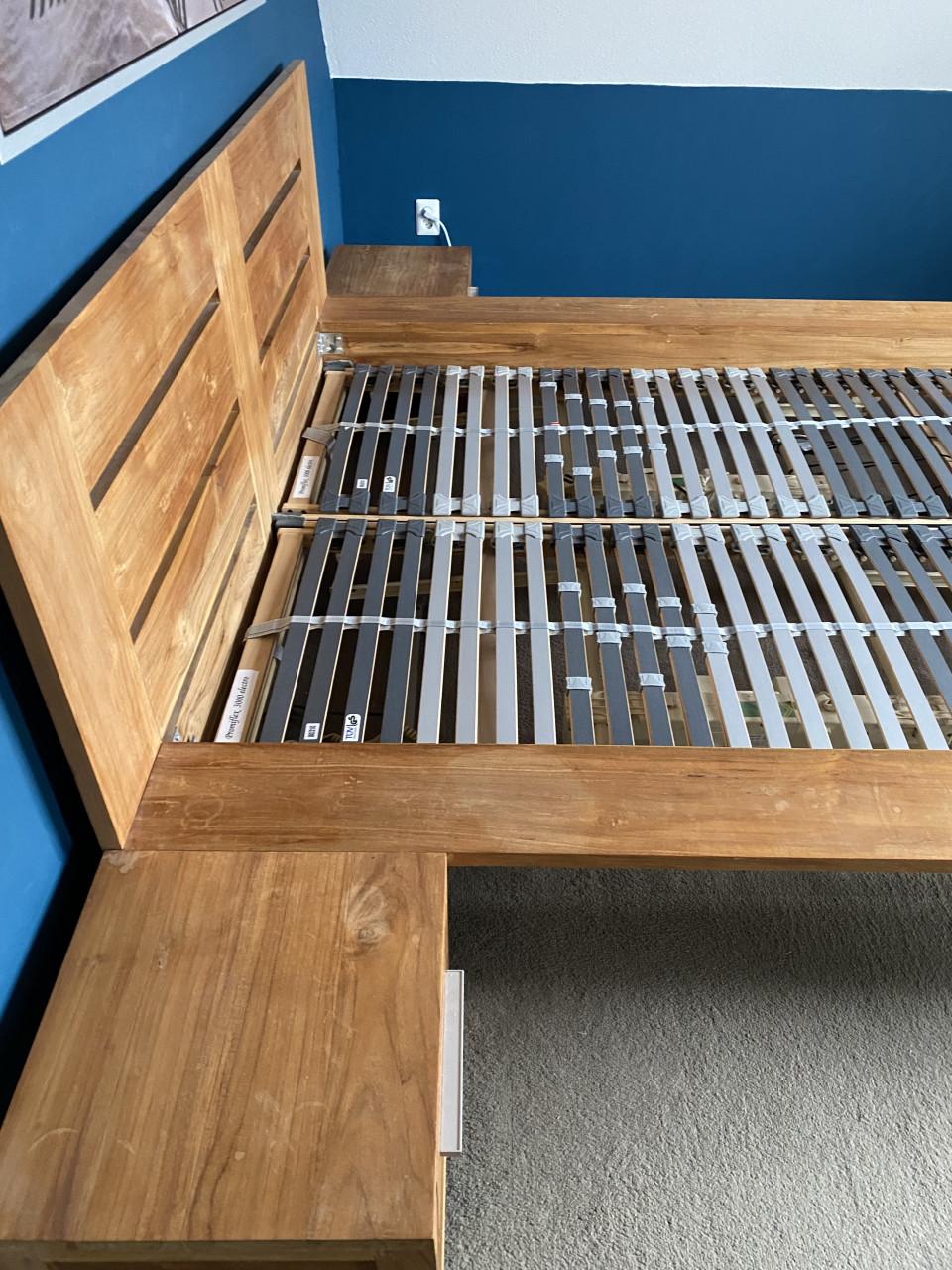 Tweepersoons teakhouten bed, elek verstelbaar, nachtkastjes