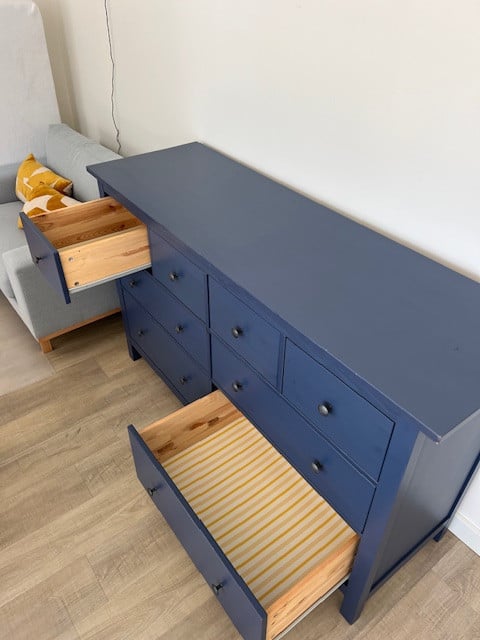 Donkerblauwe Ikea ladenkast